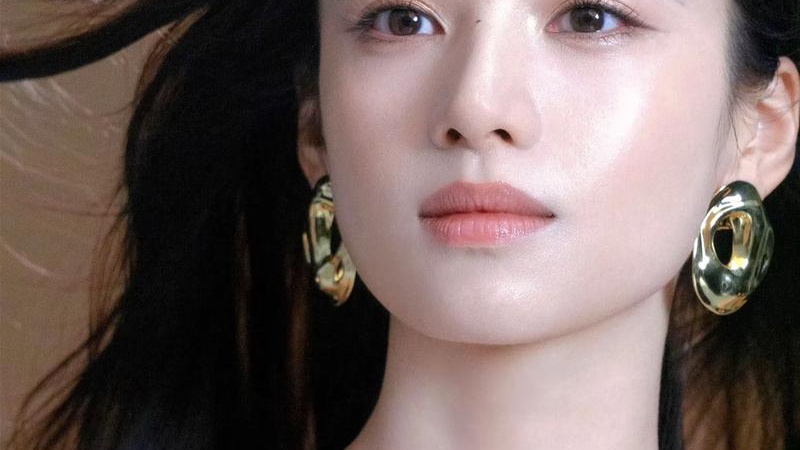 张婧仪化身片场防晒狂魔古装剧拍摄间隙狂喷喷雾引围观